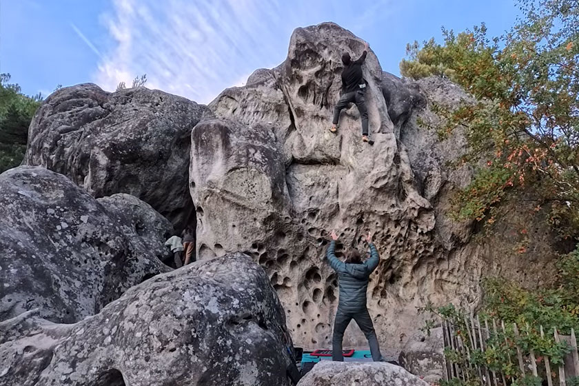 Aubin est étiopathe. Il a grimpé des high ball en 8a+ font. Dans ce podcast, on échange à propos de l'entrainement, de son métier et de sa passion pour l'escalade à Fontainebleau